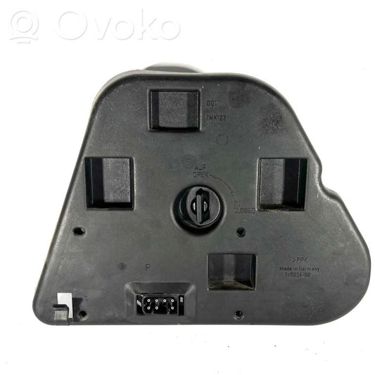 Держатель крышки заднего фонаря