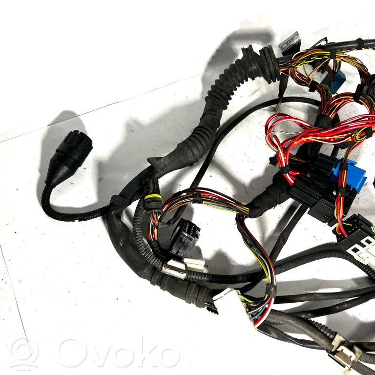 Pārnesumkārbas vadu instalācija