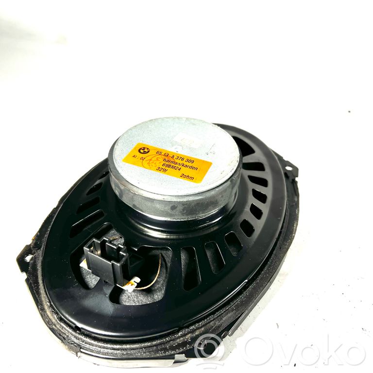 Skaļrunis (-i) aizmugurējā palodzē