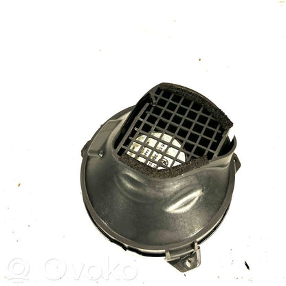 Skaļrunis (-i) aizmugurējā palodzē