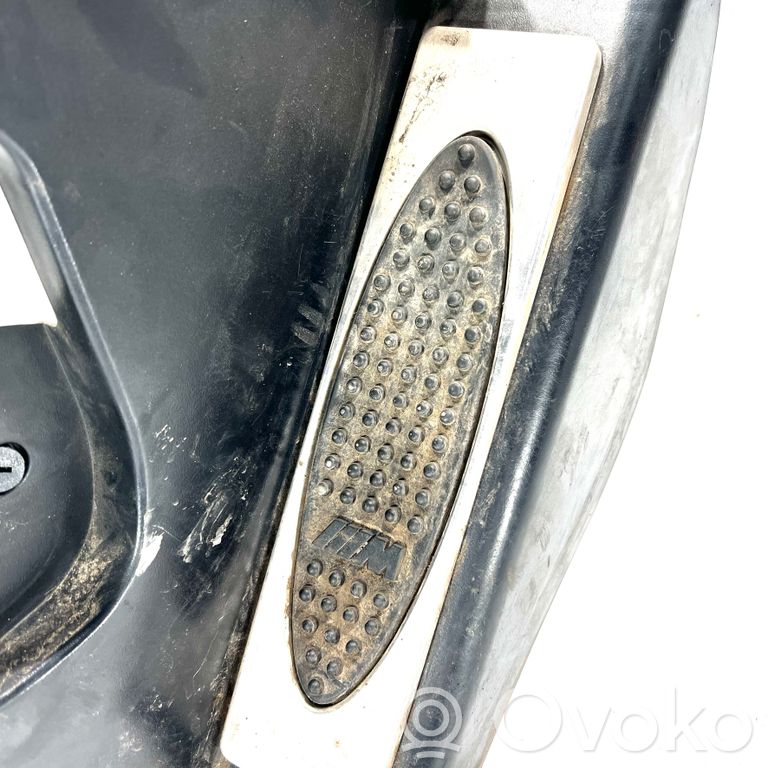 Kāju zonas sānu dekoratīvā apdare