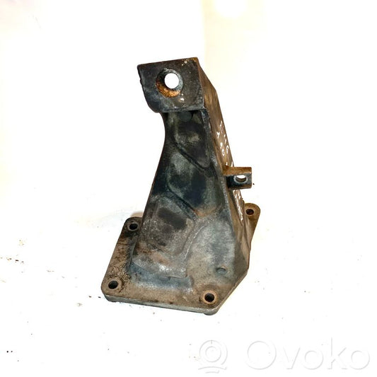 Engine mounting bracket
