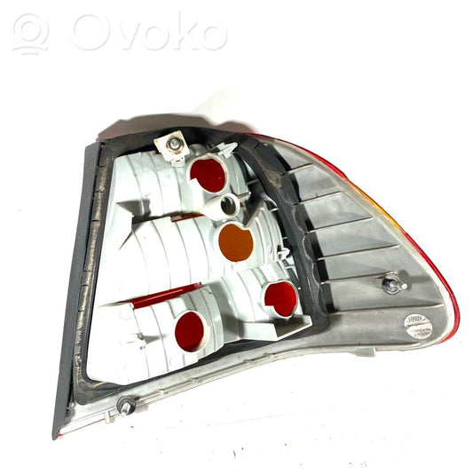 Aizmugurējais lukturis virsbūvē