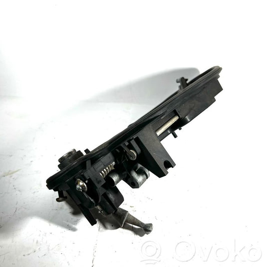 Priekšpusē turētājs / kronšteins ārējam atvēršanas rokturim