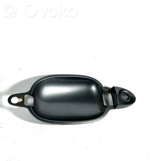 Priekšpusē turētājs / kronšteins ārējam atvēršanas rokturim