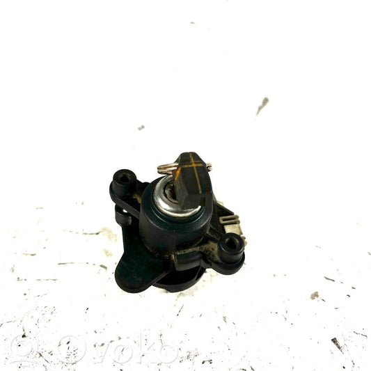 Aizmugurējā pārsega slēdzene (ārpusē)