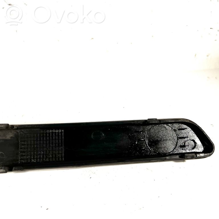 Priekšpusē dekoratīva bampera uzlikas