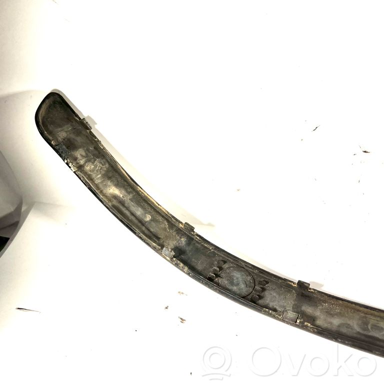 Priekšpusē dekoratīva bampera uzlikas