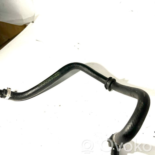 Caurulīte (-es) / šļūtene (-es)