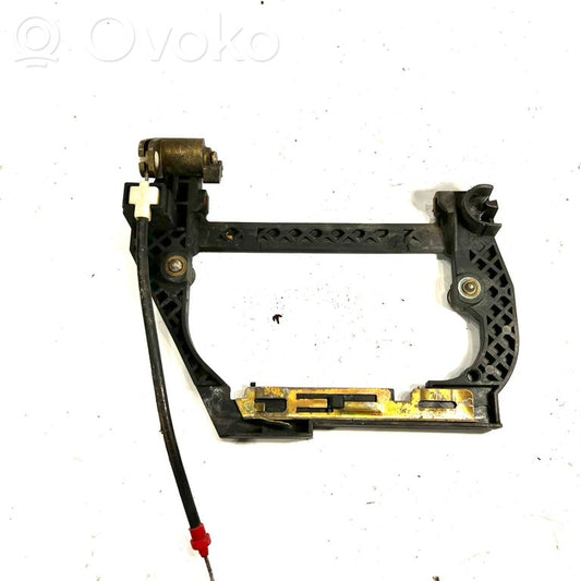 Priekšpusē turētājs / kronšteins ārējam atvēršanas rokturim