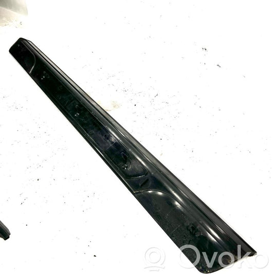 Priekšējā sliekšņa dekoratīvā apdare (iekšējā)