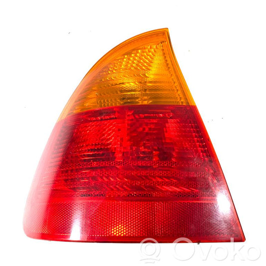 Aizmugurējais lukturis virsbūvē