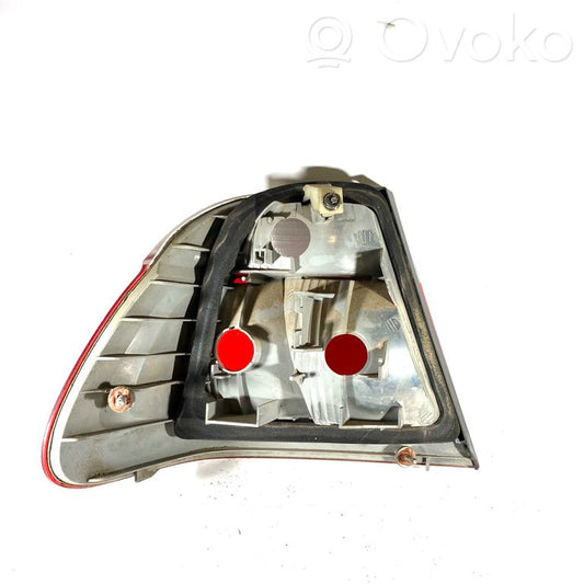 Aizmugurējais lukturis virsbūvē