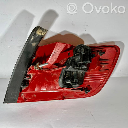 Aizmugurējais lukturis virsbūvē