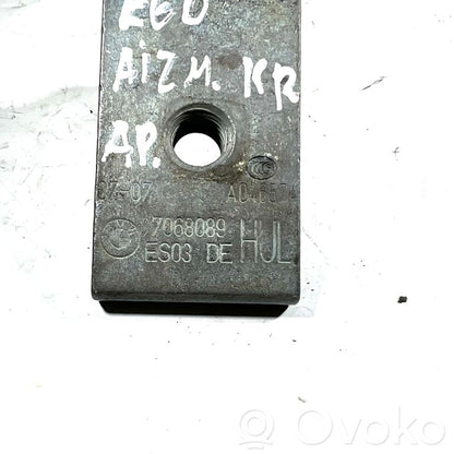 Aizmugurē apakšējā vira (eņģe)