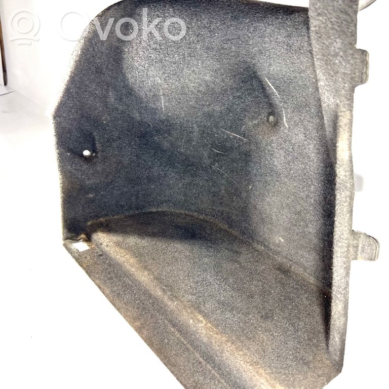 Bagāžnieka sānu apakšējās apdares panelis