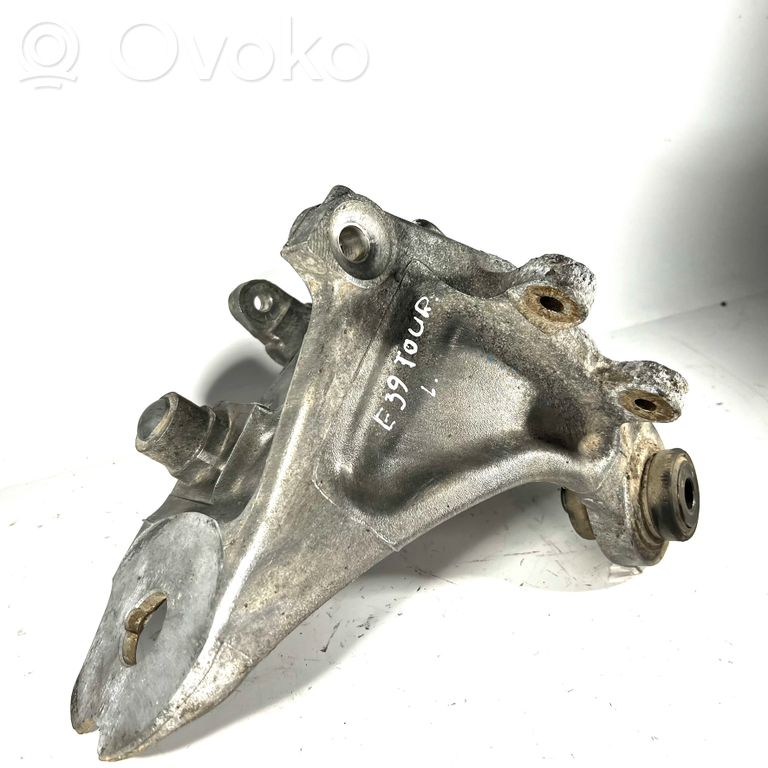 Aizmugurē riteņa rumbas vārpstas šarnīrs (stupica, capfa)