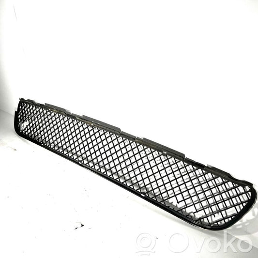 Priekšpusē dekoratīva bampera uzlikas