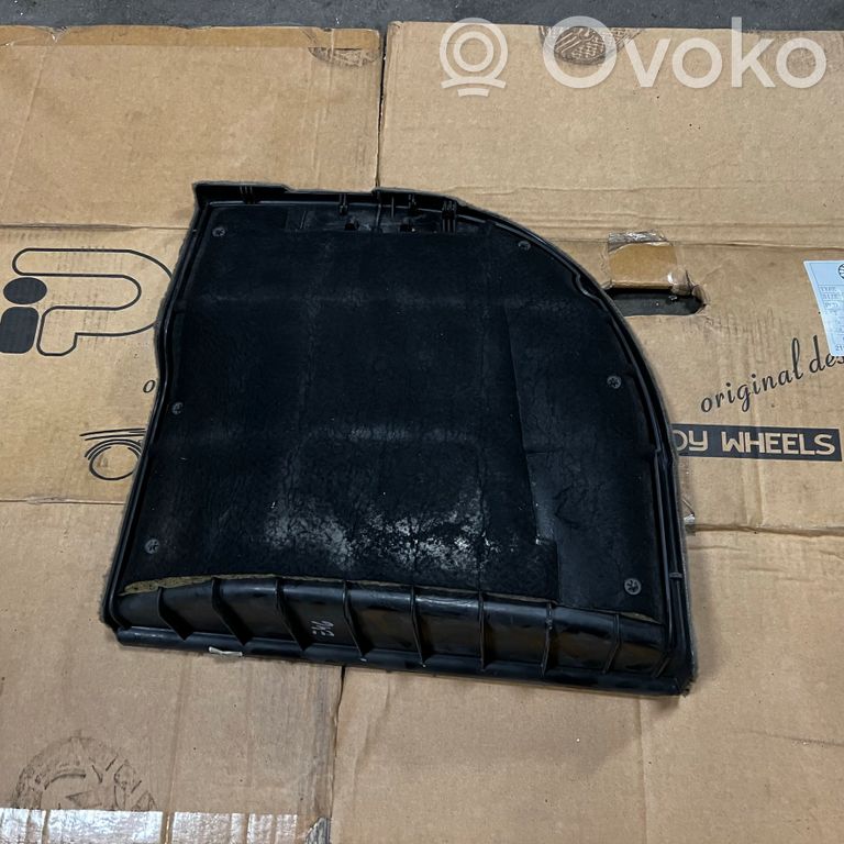 Bagāžnieka sānu apakšējās apdares panelis