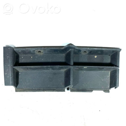 Priekšpusē dekoratīva bampera uzlikas