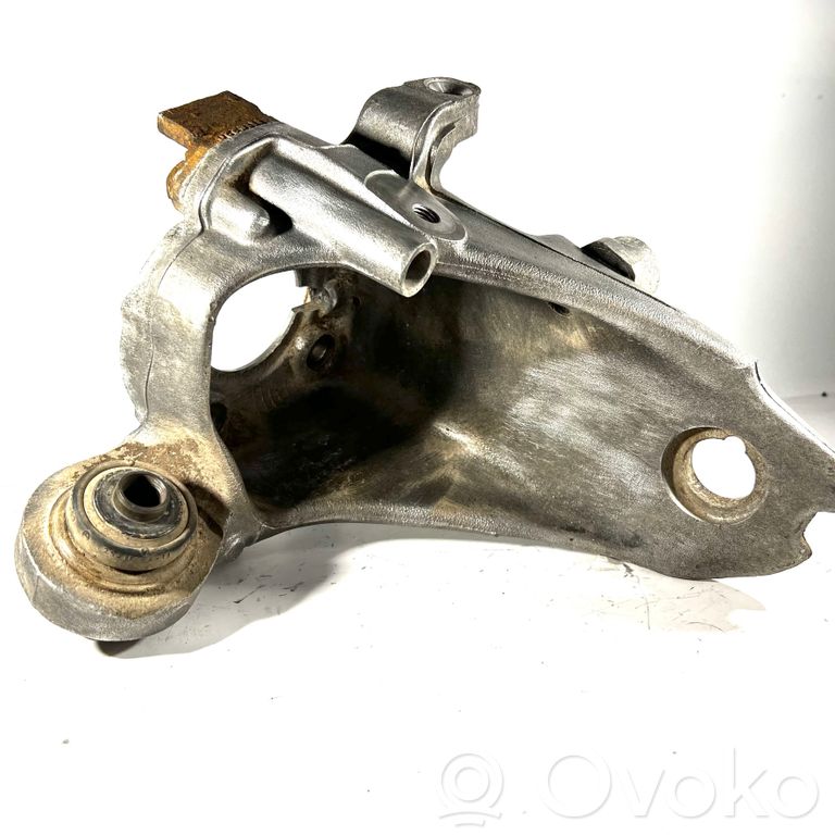 Aizmugurē riteņa rumbas vārpstas šarnīrs (stupica, capfa)