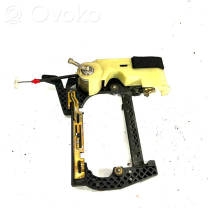 Держатель/кронштейн для внешней ручки открывания спереди