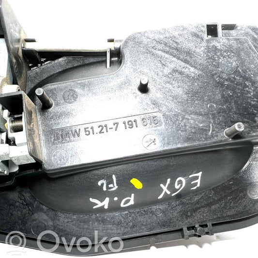 Priekšpusē turētājs / kronšteins ārējam atvēršanas rokturim