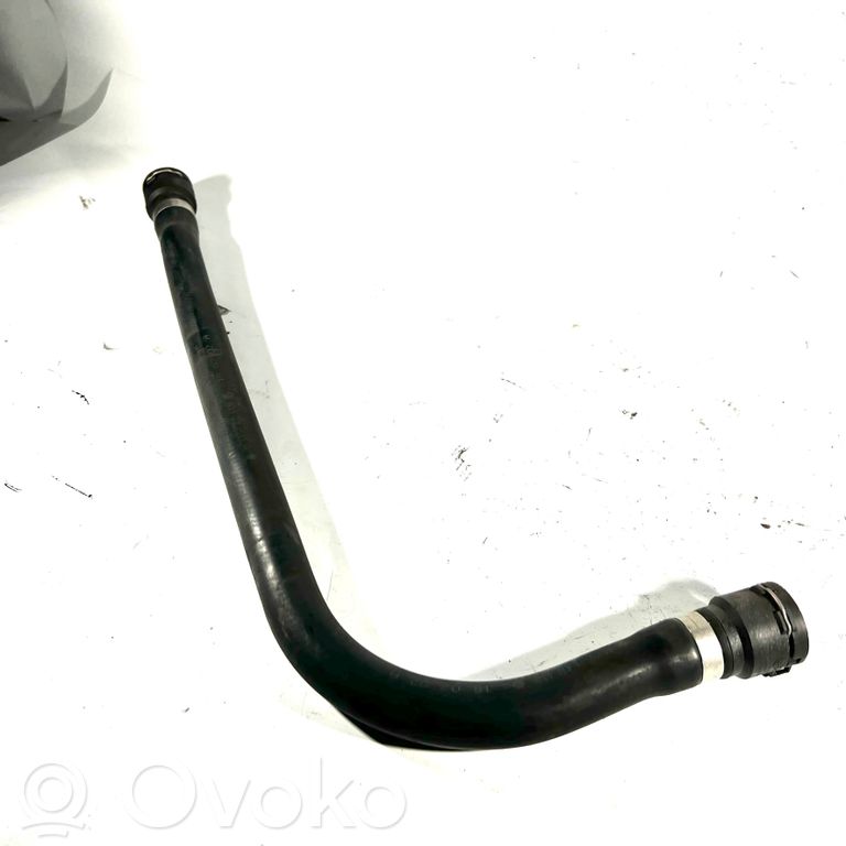 Caurulīte (-es) / šļūtene (-es)