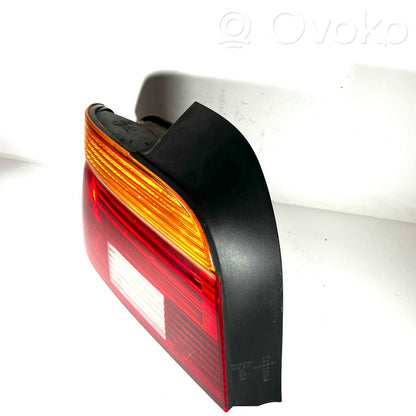 Aizmugurējais lukturis virsbūvē