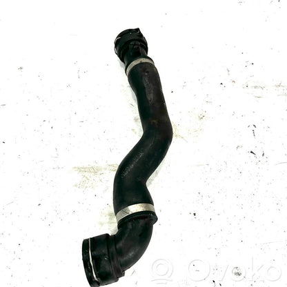 Caurulīte (-es) / šļūtene (-es)