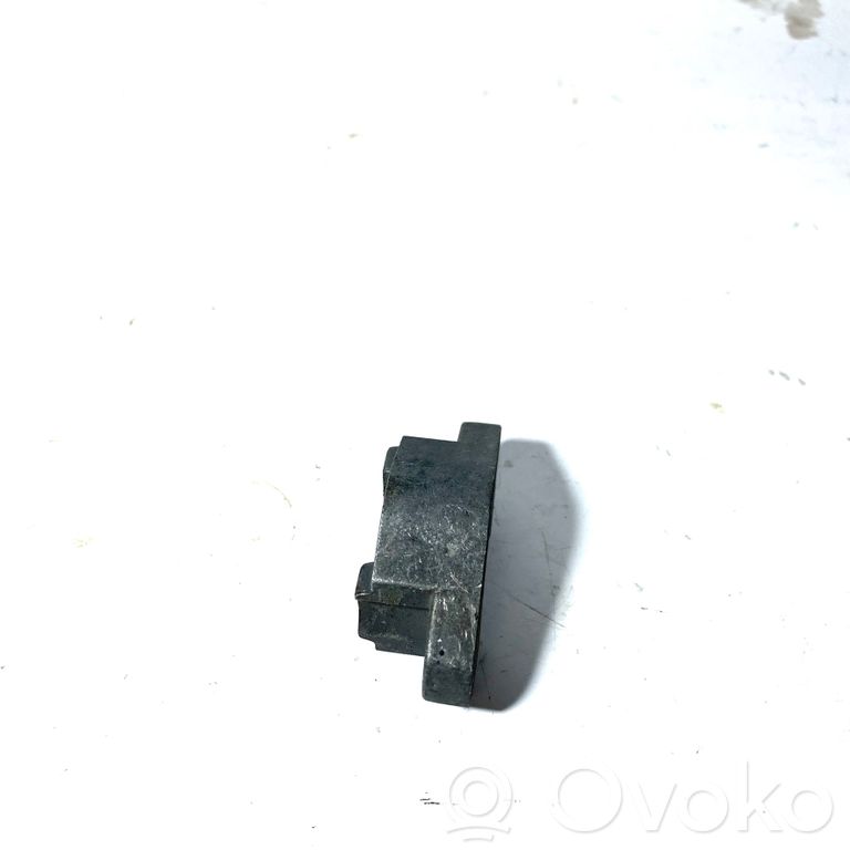 Nozzle holder/shoulder