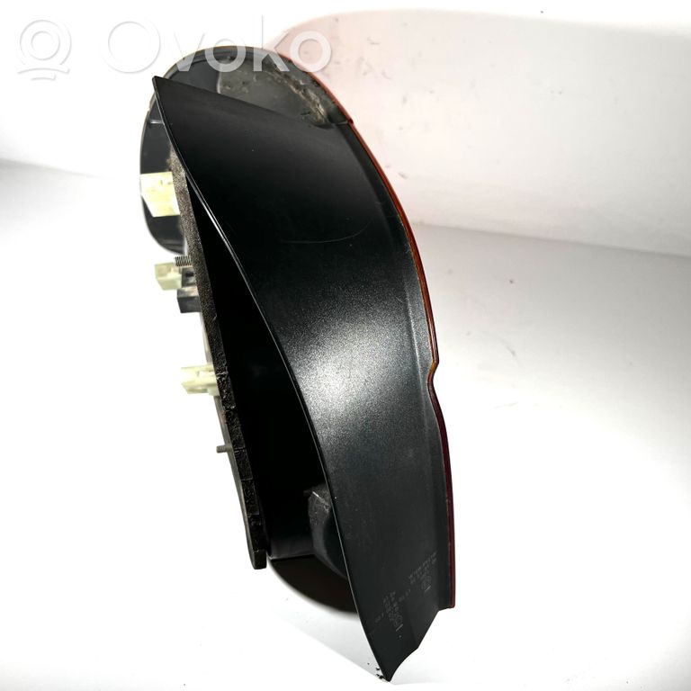 Aizmugurējais lukturis virsbūvē