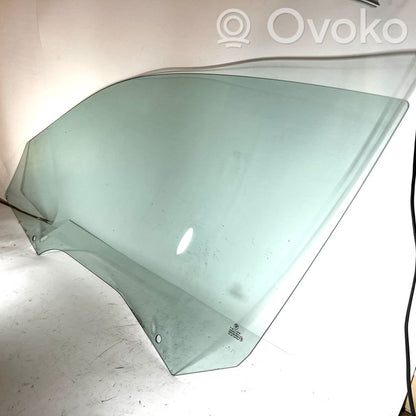 priekšējo durvju stikls (četrdurvju mašīnai)