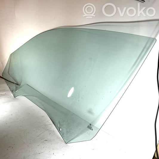 priekšējo durvju stikls (četrdurvju mašīnai)