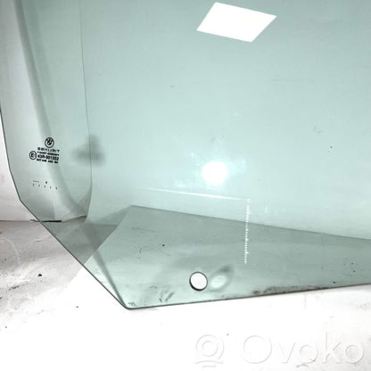 priekšējo durvju stikls (četrdurvju mašīnai)