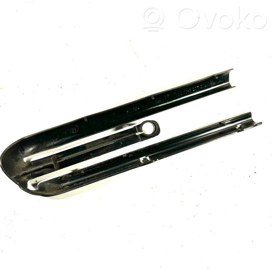 Priekšējā pasažiera sēdekļa sliedītes dekoratīvā apdare