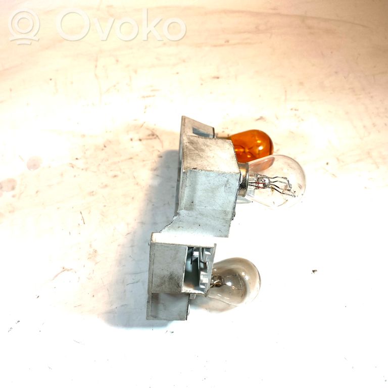 Aizmugures spuldzes vāka turētājs