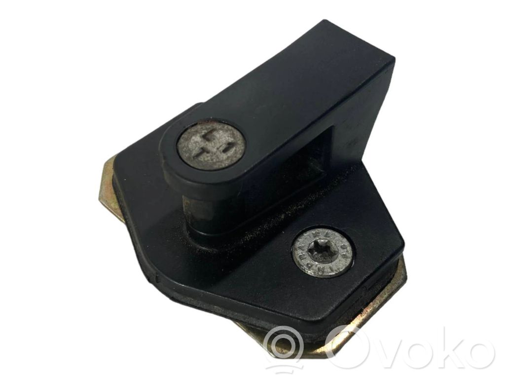 Aizmugurē slēdzenes cilpa