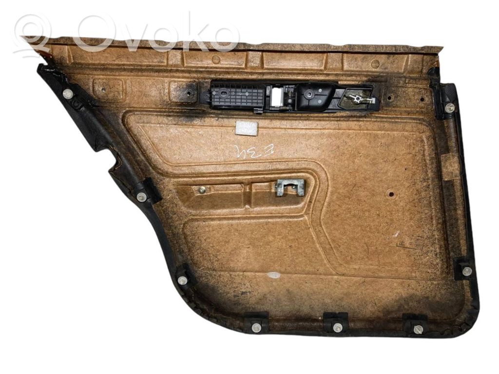 Apšuvums aizmugurējām durvīm