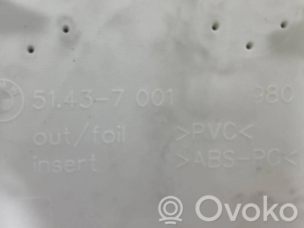 (B) statņa dekoratīvā apdare (augšdaļa)