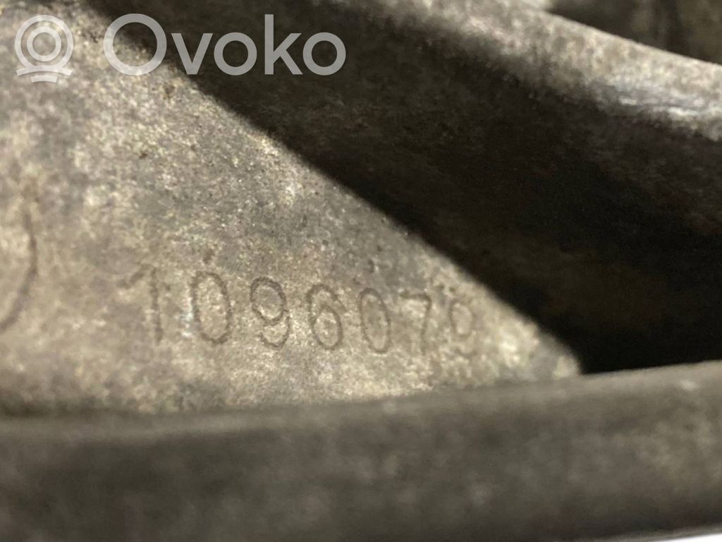 Dzinēja nostiprināšanas stiprinājums-kronšteins