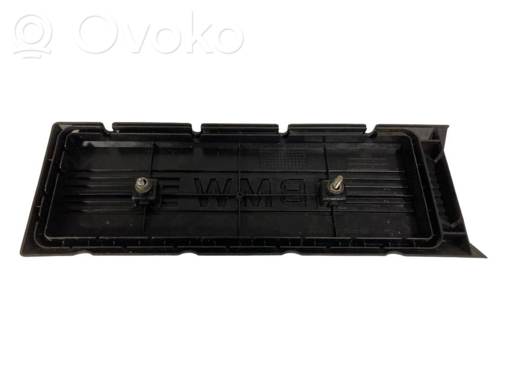 Dzinēja pārsegs (dekoratīva apdare)