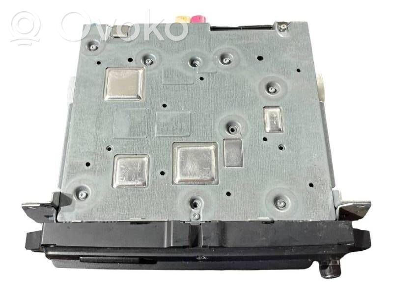 Radio / CD/DVD atskaņotājs / navigācija