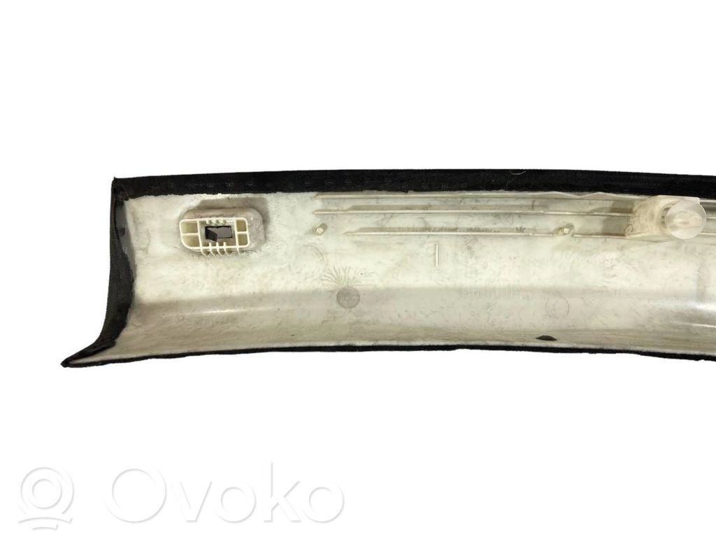 (A) statņa dekoratīvā apdare