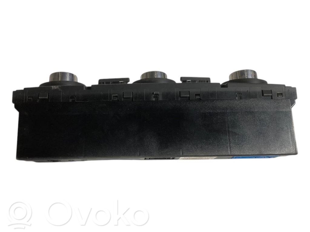 Gaisa kondicioniera / klimata kontroles / salona apsildes vadības bloks (salonā)