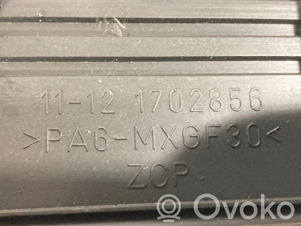 Engine cover (decorative trim)