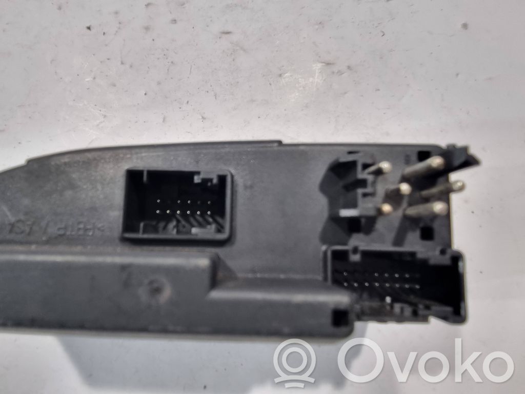 Window lift control switch(es)