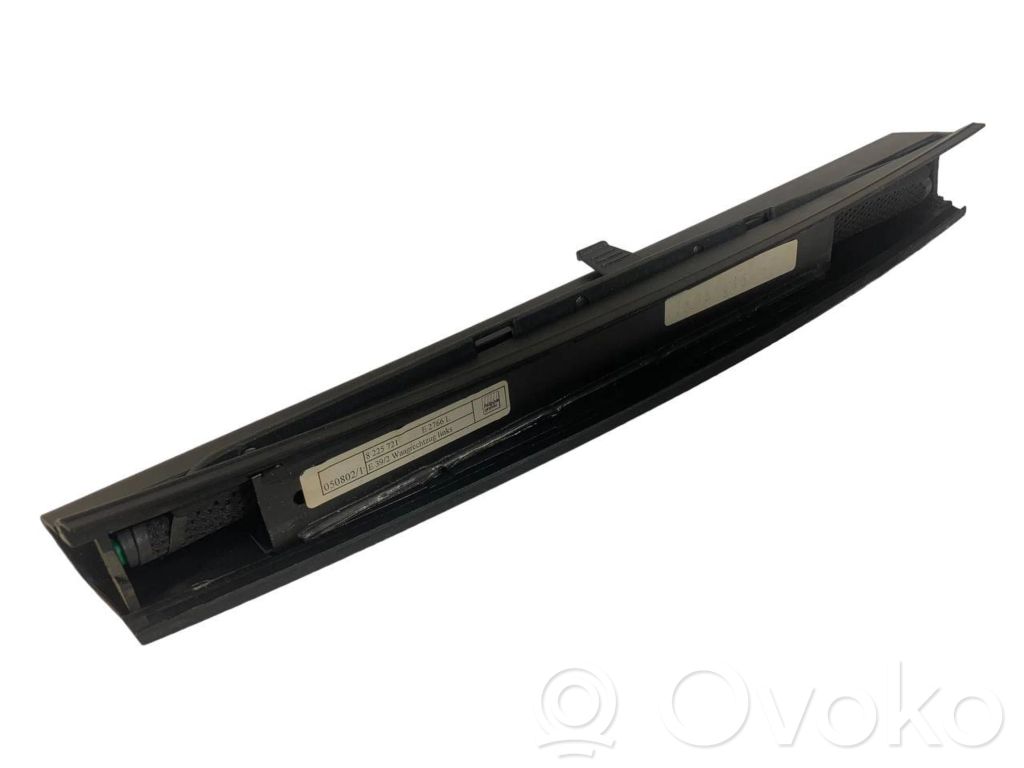 Aizmugurē logu aizkars