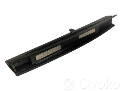 Aizmugurē logu aizkars