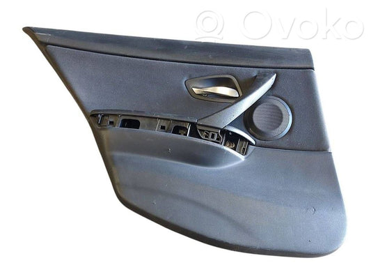 Apšuvums aizmugurējām durvīm